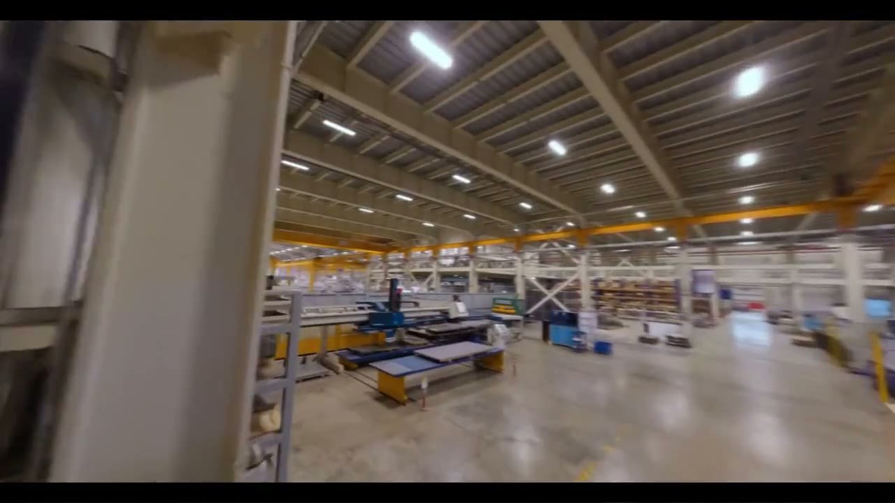 Teksan fabrikası içinde tek plan FPV drone çekimi